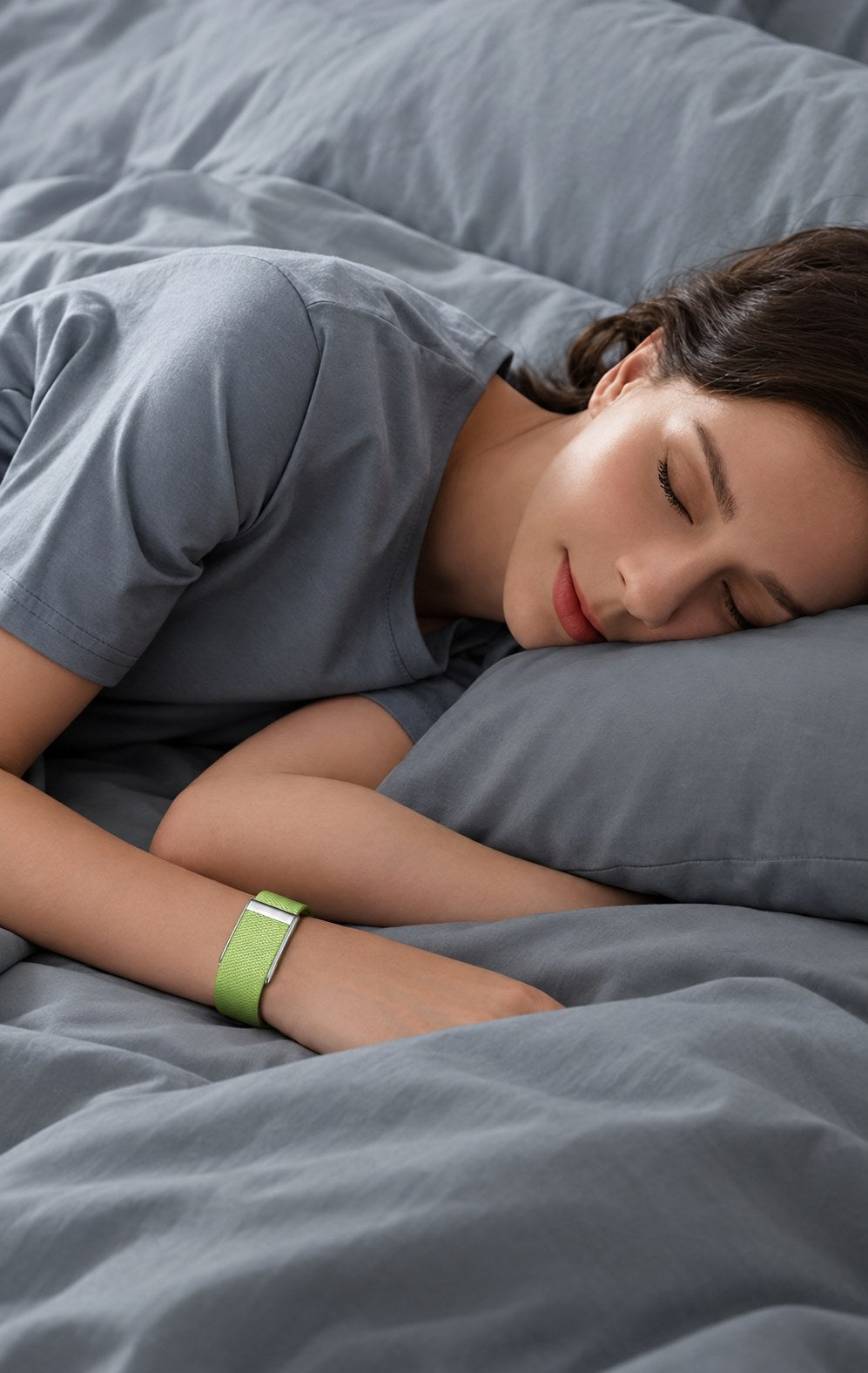 Femme endormie portant le bracelet Pulsoo