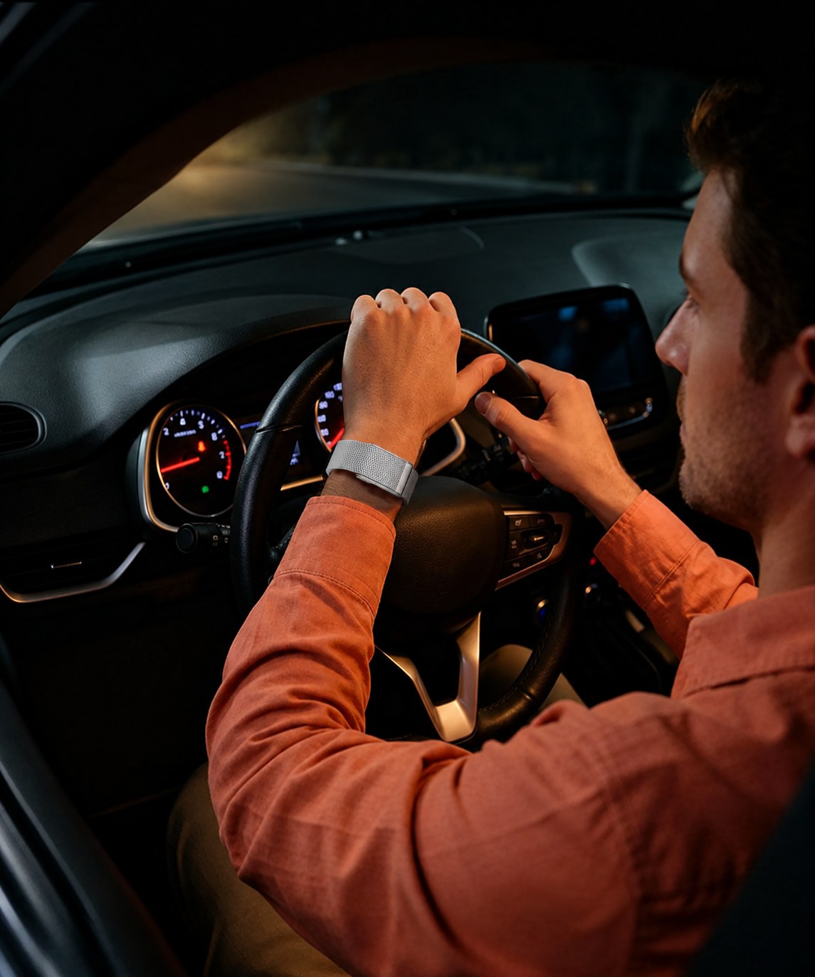 Homme au volant portant le bracelet Pulsoo